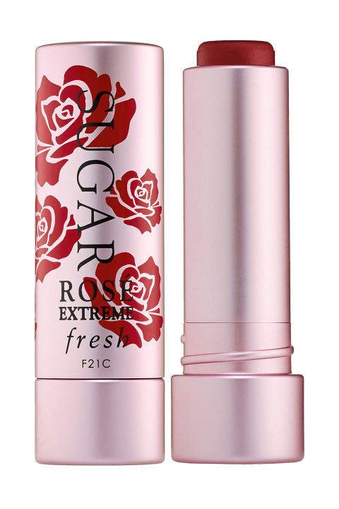 Son dưỡng có màu. Son dưỡng môi có màu sẽ khiến đôi môi bạn mềm mại và tự nhiên như môi em bé.