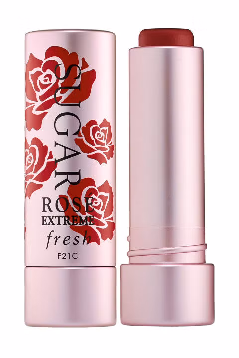 Son dưỡng có màu. Son dưỡng môi có màu sẽ khiến đôi môi bạn mềm mại và tự nhiên như môi em bé.