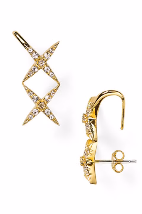 Trang sức. Tại sao không nhỉ? hãy tự sắm cho mình một bộ trang sức mà bạn yêu thích từ lâu để trông thật quyến rũ hơn vào những dịp lễ.