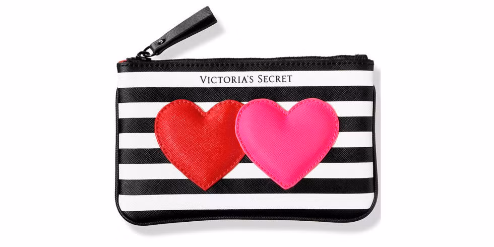 Túi đựng đồ trang điểm. Chọn những hình thù dễ thương, kích thước nhỏ vừa để lưu trữ mỹ phẩm của bạn.