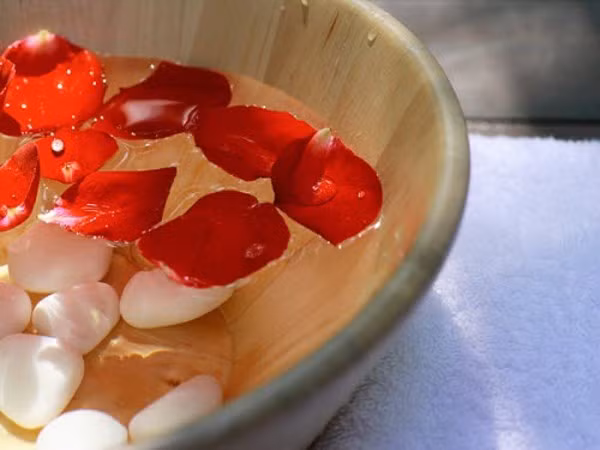 Hoa hồng. Ngâm những cánh hoa trong sữa trong một vài giờ, nghiền nhuyễn, sau đó thoa lên môi khô từ 2-3 lần/ngày và mỗi đêm trước khi đi ngủ. Biện pháp khắc phục này sẽ giúp duy trì độ ẩm đôi môi của bạn cũng như trong việc duy trì màu sắc đôi môi.