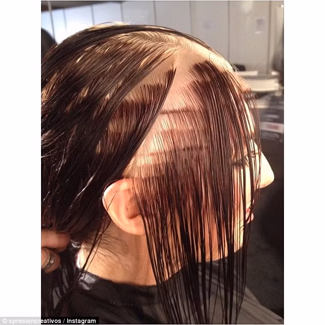 Những khối vuông màu được áp dụng lên tóc trước khi các lọn tóc màu được pha trộn vào nhau.