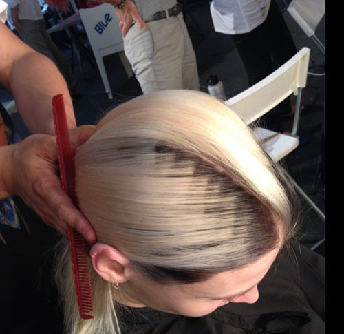 Nhuộm pixel kết hợp với nhuộm tóc thông thường để tạo hiệu ứng điện tử ở phần chân tóc.