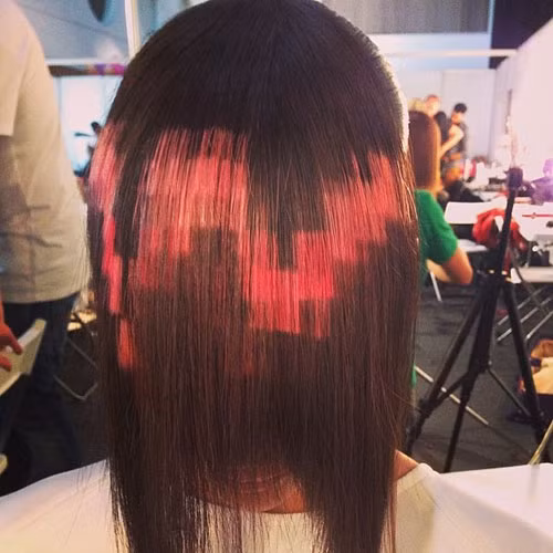 Những dải màu được nhuộm theo hình pixel chạy tạo hiệu ứng 3D.