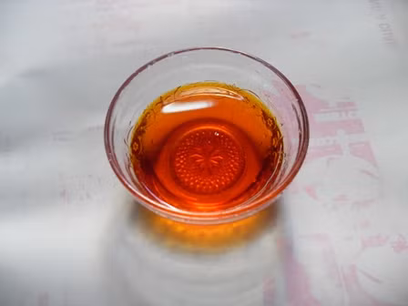 Trị mụn: Lấy vài giọt dầu ra tay và massage mặt, tập trung ở vùng mụn rồi nghỉ một chút cho dầu thấm vào da. Khoảng 30′ sau thì rửa mặt bằng nước ấm.