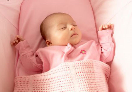 Lấy dầu xoa cho bé. Lấy dầu ấm xoa vào ngực, vào lòng bàn chân, bàn tay, vào trước mũi cho bé trước khi đi ngủ.