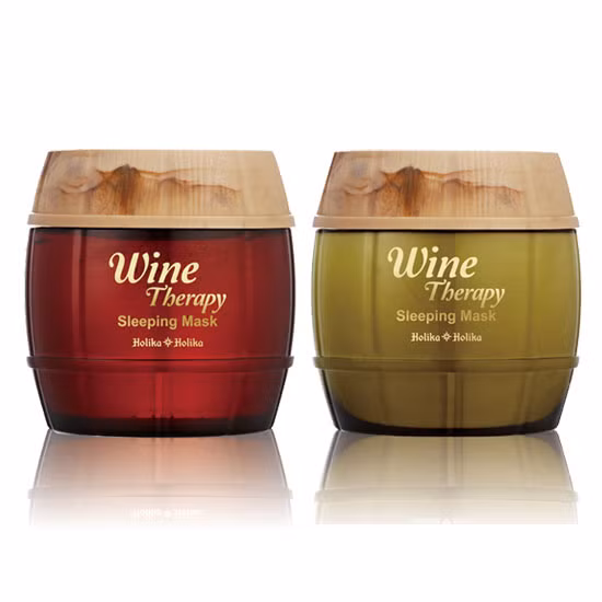 Wine Therapy Sleeping Mask - Mặt nạ ngủ rượu của Holika Holika, ngoài thiết kế dễ thương, lạ mắt đặc trưng của các sản phẩm từ Hàn Quốc, Mặt nạ ngủ rượu của Holika Holika còn mang lại trải nghiệm mới trong việc chăm sóc da từ rượu. Thành phần thiên nhiên từ Rosemary, Lavender, Thyme, Winter Begonia, Violet. Cải thiện làn da rõ rệt trong lúc ngủ.