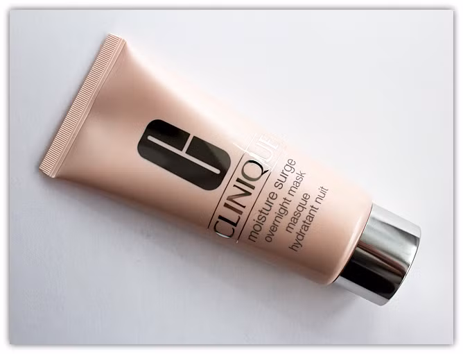 Moisture Surge Overnight Mask: Mặt nạ này bổ sung độ ẩm một cách phong phú cho da với thành phần chiết xuất từ lá lô hội, bơ đậu mỡ, caffeine và bơ Murumuru.