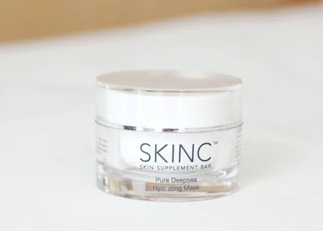 Mặt nạ ngủ Pure Deepsea Hydrating Mask Unique của hãng Skin Inc ở dạng gel trong suốt. loại mặt nạ này có chứa nước biển sâu Okinawa cùng chiết xuất đậu nành đậu và Hyaluronic Acid sẽ giúp lấy lại sức sống cho làn da của bạn.
