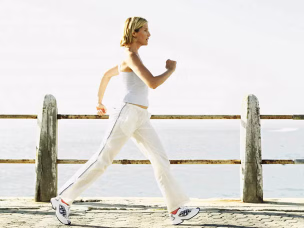 Bước nhanh. Khi đi bộ, bạn hãy bước nhanh, điều này sẽ giúp bạn kiểm soát cân nặng tốt hơn so với bước đi chậm rãi. Hãy bước như lúc bạn sắp trễ giờ hẹn.