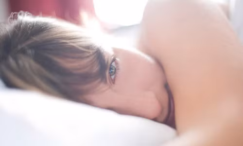 Hãy cố gắng dậy sớm hơn. Ngay lúc này, hãy đặt đồng hồ báo thức và soạn sẵn mọi việc cần làm cho cuộc tập thể dục buổi sáng. Chuyên gia Mỹ Tina Haupert khuyên bạn bật đèn ngay khi đồng hồ báo thức reo để thức dậy nhanh hơn. Nghiên cứu cho thấy tập thể dục vào giờ giống nhau mỗi ngày giúp bạn cải thiện nhanh hơn. Người tập thể dục vào buổi sáng có khả năng duy trì hoạt động này cao hơn so với người tập thể dục sau đó trong ngày.