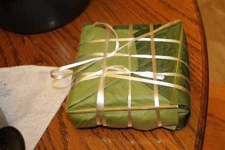 Không phải thực phẩm nào cũng bảo quản trong tủ lạnh. Bánh chưng, bánh tét, đồ nếp không nên bảo quản trong tủ lạnh, vì sẽ bị hiện tượng “lại gạo” nên bảo quản ở nơi thoáng mát, nhiệt độ thường. Lạp xưởng được khuyên là không nên bảo quản trong tủ lạnh, vì việc làm mát quá khiến cho mỡ trong lạp xưởng đóng băng, khi ăn sẽ không ngon. Có thể bảo quản lạp xưởng trong thùng gạo hoặc nơi khô thoáng ở tủ bếp.