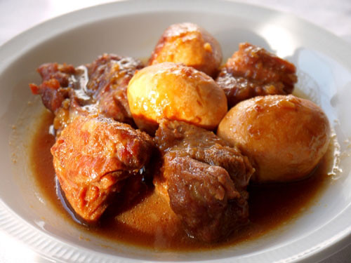 Đối với các món ăn đặc biệt ngày Tết, việc bảo quản cần lưu ý: Với các món kho (thịt kho trứng vịt, cá lóc kho, măng hầm chân giò, mướp đắng dồn thịt...) nấu đủ ăn 2- 3 bữa, không nên hầm đi hầm lại nhiều lần.