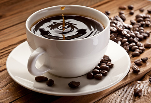 Sử dụng quá nhiều thức uống chứa caffein. Theo nghiên cứu, nếu dùng thứ uống có quá nhiều caffein (cà phê, trà, nước ngọt) đều có nguy cơ gây vô sinh. Tuy một tách cà phê hoặc trà không ảnh hưởng đến vô sinh, nhưng nhiều tách cà phê/ngày sẽ gây hậu quả xấu đến sức khoẻ sinh sản. Một nghiên cứu khác được công bố trong tạp chí American Journal cho thấy những phụ nữ dùng 2 tách cà phê mỗi ngày dường như có nguy cơ sảy thai cao gấp 2 lần những người không uống tí nào.