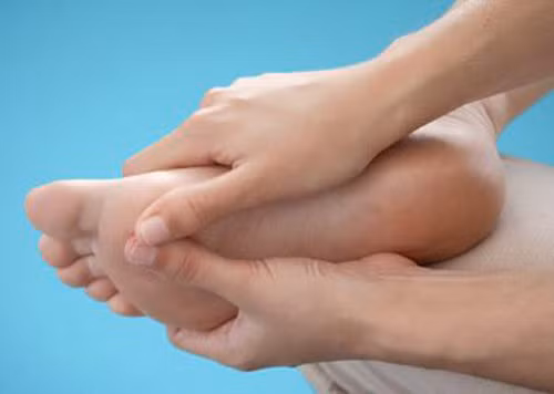 Dù mang thai nhưng đừng quên tập thể dục. Tập thể dục không chỉ giúp các mẹ có sức khỏe thai kỳ tốt, đỡ bị mệt mỏi mà còn giúp bà bầu ngủ ngon. Các mẹ có thể ngồi thiền, đọc truyện cười hoặc nhờ chồng massage chân trước khi đi ngủ sẽ giúp mẹ bầu ngủ ngon hơn.