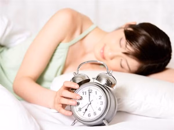Mẹ bầu sẽ dễ dàng ngủ ngon mỗi lúc lên giường nếu có một thói quen ngủ đủ đúng giờ. Chị em bầu nên bắt đầu đi ngủ từ 9-10 giờ tối.