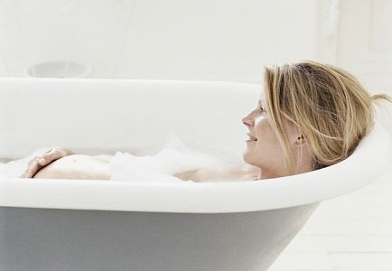 Tắm nước ấm trước khi đi ngủ sẽ giúp bạn và em bé trong bụng có cảm giác thư giãn và giúp ngủ ngon hơn.