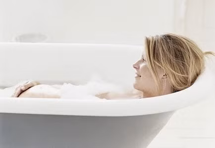 Tắm nước ấm trước khi đi ngủ sẽ giúp bạn và em bé trong bụng có cảm giác thư giãn và giúp ngủ ngon hơn.