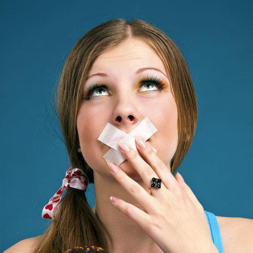 Không trữ đồ ngọt. Nếu bạn muốn cắt cơn thèm đồ ngọt thì loại ngay bánh kẹo… ra khỏi danh sách mua sắm thực phẩm hằng ngày hoặc hằng tuần. Bất cứ khi nào thèm ăn, bạn hãy đánh lừa cảm giác này bằng cách ăn trái cây hoặc các loại hạt hoặc chỉ đơn giản là rời khỏi bàn làm việc và đi ra ngoài. Đi lại ở cầu thang hoặc hành lang có thể giúp bạn quên cơn thèm ăn vặt.