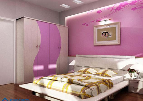 Trang hoàng tường với hình ảnh và vật dụng lãng mạn. Để tạo ra môi trường hấp dẫn trong phòng ngủ, bạn nên tự trang trí các tranh ảnh nóng bỏng và gợi cảm có hình ảnh cặp đôi hoặc của đàn ông và phụ nữ. Bạn cũng có thể mua hình trang trí hoặc khung ảnh của một cặp đôi với trang phục sexy và lãng mạn. Tuy nhiên, phòng ngủ này chỉ phù hợp cho những cặp vợ chồng mới cưới ở riêng và chưa có con thôi nhé.