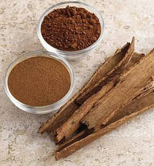 Quế. Gia vị thơm này giúp chuyển hóa glucose vào tế bào nhanh hơn, thế nên các nội tiết tố lưu trữ chất béo, insulin... ít bám vào vùng bụng. Ăn bánh quế không có tác dụng nhiều, bạn phải "tiêu thụ" ít nhất là một phần tư muỗng mỗi ngày để đốt cháy năng lượng triệt để.