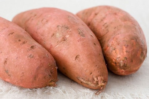  Khoai lang: Khoai lang giàu chất xơ, protein, sắt, vitamin A và C, đòi hỏi cơ thể một nguồn năng lượng lớn để tiêu hóa. Vì vậy mà ăn khoai lang có thể làm giảm tốc độ gia tăng đường trong máu.