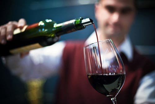  Đàn ông không khoe khoang. Nếu chàng là người giỏi trong bất cứ vấn đề gì thì anh ta sẽ không bao giờ tự ca ngợi khả năng của mình. Với anh ấy, kết quả thực tế sẽ nói lên tất cả thay vì việc phải tự khoe khoang cho bản thân mình về khả năng của mình.