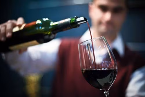  Đàn ông không khoe khoang. Nếu chàng là người giỏi trong bất cứ vấn đề gì thì anh ta sẽ không bao giờ tự ca ngợi khả năng của mình. Với anh ấy, kết quả thực tế sẽ nói lên tất cả thay vì việc phải tự khoe khoang cho bản thân mình về khả năng của mình.