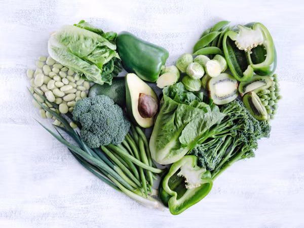 Nên tăng cường ăn rau xanh, trái cây để nâng cao sức đề kháng. Các gia vị như hành, tỏi, gừng, quế… giúp giữ ấm rất tốt, còn giúp cơ thể giải cảm, ấm bụng, kích thích tiêu hóa. Ăn uống ưu tiên các chất dinh dưỡng, vitamin, khoáng chất để tăng sức đề kháng.