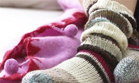 Giữ cho chân ấm. Thường xuyên đi tất để giữ ấm chân. Loại tất xù là lựa chọn tốt nhất cho mùa đông giá rét này. Để đảm bảo sức khỏe cho mùa đông giá lạnh này thì việc chăm sóc cho đôi chân là rất cần thiết. Massage chân để đảm bảo sự lưu thông các mạch máu trong cơ thể, giúp cơ thể có khả năng chống lại giá rét.