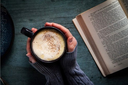 Có thể uống một tách sữa chocolate ấm hoặc trà thảo dược an toàn cho sức khỏe mẹ bầu mùa lạnh. Có thể kết hợp nước ép nho và nước cam để tăng cường vitamin C.