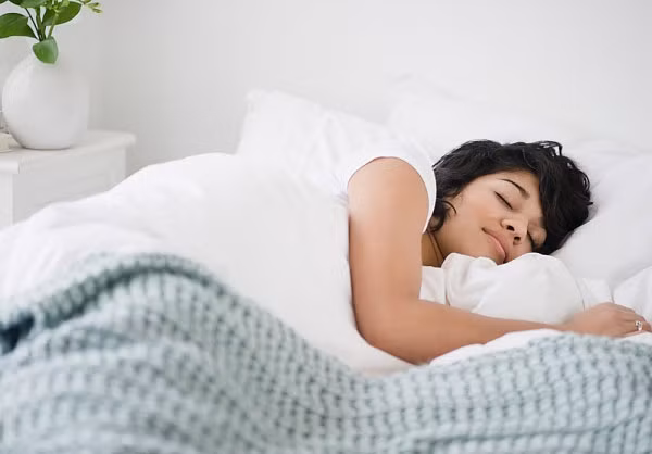  Ngủ đủ giấc. Các bà bầu cần đặc biệt quan tâm tới giấc ngủ của mình trong mùa đông. Hãy chọn loại đệm và chăn mình thích để có thể tìm tới giấc ngủ một cách dễ dàng. Nên chọn tư thế nằm thích hợp để không tạo sức ép cho thai nhi. Ngoài ra, những giấc ngủ ngắn trong ngày cũng có tác dụng tốt trong việc tăng khả năng nhanh nhạy, trí nhớ tốt hơn và giảm triệu chứng mệt mỏi trong thời kỳ thai nghén.