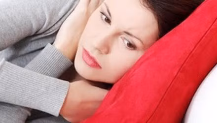 Chảy máu bất thường là dấu hiệu nguy hiểm cảnh báo vùng kín bị tổn thương. Phụ nữ thường chỉ quen với sự ra máu hằng tháng (gọi là kinh nguyệt). Bản chất của hiện tượng này là sự bong lớp nội mạc tử cung do ảnh hưởng của hóc môn. Nhưng khi có chảy máu ở cửa mình ngoài kỳ kinh này thì chắc chắn là do một bộ phận nào đó của cơ quan sinh dục "có vấn đề" như âm đạo, cổ dạ con, khoang dạ con... Hiện tượng này có thể báo hiệu nhiều chứng bệnh nên người bệnh cần phải được khám và điều trị kịp thời.