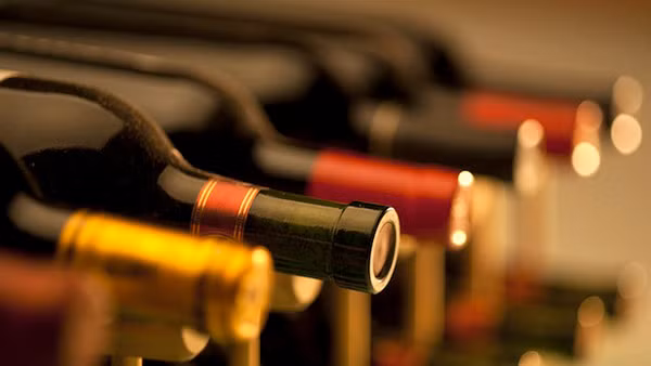 Đồ uống có cồn như rượu làm tăng khả năng hoạt động của hóc môn cocti-zon - hormone gây stress, mà stress là một trong những nguyên nhân chính của vấn đề về da, thường gây mụn bọc trên da.