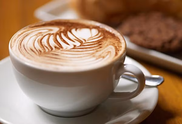  Đồ uống có chứa cafein. Đồ uống chứa cafein là thứ tồi tệ nhất khi nói đến mụn trứng cá. Nó gây ra sự lây lan mụn trứng cá trên da. Tốt nhất nên tránh bất kỳ loại đồ uống có chứa cafein trong chế độ ăn uống. Ngoài ra, tránh uống quá nhiều cà phê để duy trì một làn da mịn màng.