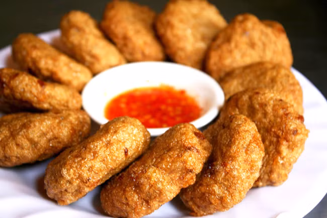 Thức ăn chiên xào. Dầu mỡ và chất béo khiến cho làn da của bạn trông sẽ không được khỏe mạnh và thậm chí còn dẫn tới sự tích tụ mỡ. Các chuyên gia đều đồng ý rằng: thức ăn chứa nhiều dầu mỡ là kẻ thù số một của làn da. Nó dễ làm cho da bạn nổi mụn Càng hạn chế tối đa các loại thức ăn giàu dầu mỡ nhiêu thì bạn càng cải thiện được độ tươi sáng và sức sống của làn da bấy nhiêu.