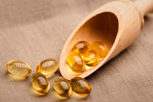  Tinh dầu vitamin E. Vitamin E dưới dạng viên nang dầu hoặc ống là một thành phần tuyệt vời cho bất cứ công thức làm đẹp tại gia nào. Thêm nó vào hỗn hợp chăm sóc tóc và da của bạn nhưng cũng đừng quên sử dụng nó trên móng tay của bạn!