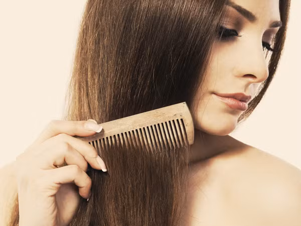 Không gội đầu thường xuyên. Một cái đầu bẩn khiến tóc dễ gãy rụng. Sự tích tụ của sản phẩm chăm sóc tóc hoặc gàu quá mức trên da đầu làm tắc nghẽn lỗ chân lông trên da đầu, ảnh hưởng đến sự phát triển của tóc.