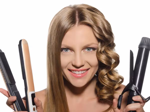 Nhiệt dư thừa. Áp dụng nhiệt độ quá cao lên mái tóc bạn khi tạo kiểu có thể làm lớp biểu bì tóc mỏng và yếu hơn. Nhiệt độ cao làm thay đổi các liên kết hydro, dùng lâu dài có thể gây tổn thương tóc lâu dài.