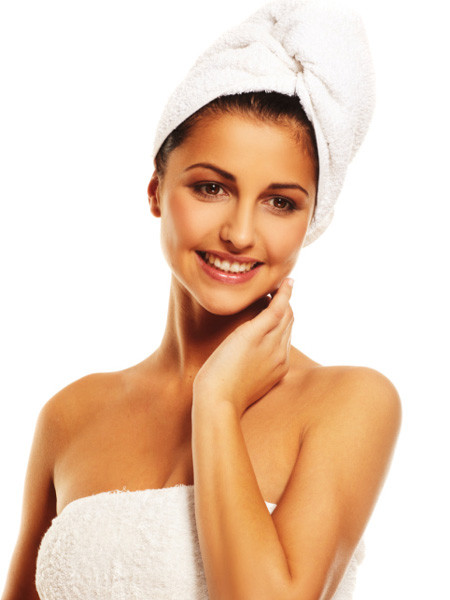 Lau tóc bằng khăn tắm. Khi bạn lau tóc với khăn tắm, bạn thường xiết mái tóc hoặc vò chúng rất mạnh, điều này cộng với bề mặt khô ráp của khăn tắm sẽ khiến mái tóc của bạn bị rối và làm chúng yếu đi. Vậy nên, thay vì chà xát mạnh hoặc xoắn, xiết mái tóc để chúng khô nhanh hơn, bạn cần phải kiên nhẫn dùng khăn tắm thấm nhẹ mái tóc của mình.