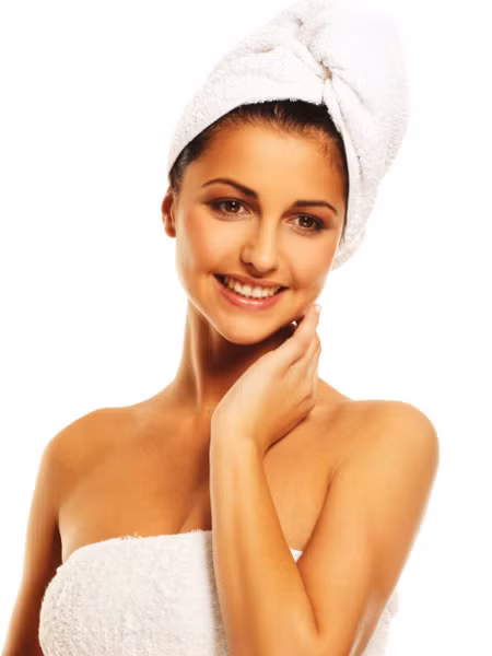 Lau tóc bằng khăn tắm. Khi bạn lau tóc với khăn tắm, bạn thường xiết mái tóc hoặc vò chúng rất mạnh, điều này cộng với bề mặt khô ráp của khăn tắm sẽ khiến mái tóc của bạn bị rối và làm chúng yếu đi. Vậy nên, thay vì chà xát mạnh hoặc xoắn, xiết mái tóc để chúng khô nhanh hơn, bạn cần phải kiên nhẫn dùng khăn tắm thấm nhẹ mái tóc của mình.