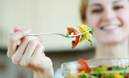 Nên chia nhỏ bữa ăn. Không nên dồn vào 3 bữa mỗi ngày; chia nhỏ bữa ăn để giảm chứng đầy hơi thai kỳ là lời khuyên từ chuyên gia của chúng tôi. Mọi thức ăn đều phải nhai thật kỹ, chậm rãi, khi ăn nên ngồi một chỗ yên tĩnh. Vừa ăn, vừa uống cũng không tốt cho dạ dày của mẹ; nên uống nước trước hoặc sau khi ăn mới khoa học.