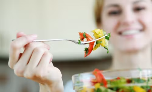 Nên chia nhỏ bữa ăn. Không nên dồn vào 3 bữa mỗi ngày; chia nhỏ bữa ăn để giảm chứng đầy hơi thai kỳ là lời khuyên từ chuyên gia của chúng tôi. Mọi thức ăn đều phải nhai thật kỹ, chậm rãi, khi ăn nên ngồi một chỗ yên tĩnh. Vừa ăn, vừa uống cũng không tốt cho dạ dày của mẹ; nên uống nước trước hoặc sau khi ăn mới khoa học.