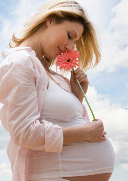 Thay đổi thói quen sinh hoạt. Rất nhiều mẹ bầu trong quá trình mang thai thường xuyên mặc quần áo chật, hay ăn trước khi ngủ và tắm bằng nước lạnh. Những thói quen này đã trực tiếp gây ra chúng đầy bụng khi mang thai ở chị em phụ nữ. Do đó, để tình trạng bệnh được cải thiện, các mẹ bầu phải thay đổi những thói quen không tốt.