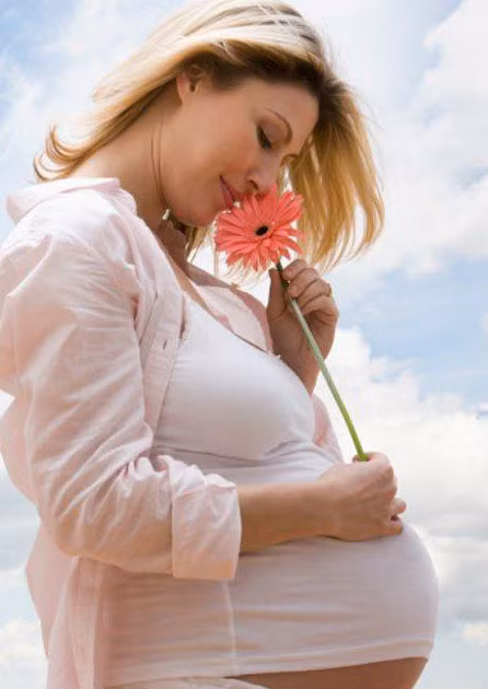 Thay đổi thói quen sinh hoạt. Rất nhiều mẹ bầu trong quá trình mang thai thường xuyên mặc quần áo chật, hay ăn trước khi ngủ và tắm bằng nước lạnh. Những thói quen này đã trực tiếp gây ra chúng đầy bụng khi mang thai ở chị em phụ nữ. Do đó, để tình trạng bệnh được cải thiện, các mẹ bầu phải thay đổi những thói quen không tốt.