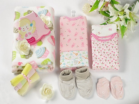 Sắp xếp mọi thứ theo cách thuận tiện nhất. Hãy dùng một chiếc giỏ chứa tất cả các loại đồ tắm như dầu gội, dầu tắm, kem chống hăm. Khăn tắm, khăn mặt luôn có hai chiếc và một chiếc luôn luôn được giặt sạch và để sẵn trong nhà tắm. Các đồ khác như bấm móng tay của trẻ, bông ngoáy tai, bỉm, để riêng một giỏ đồ, quần áo, tã lót luôn để trong một ngăn tủ tránh thất lạc và thuận tiện khi cần dùng đến.