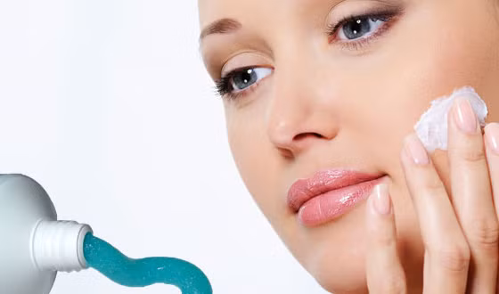 Kem đánh răng có tác dụng trị mụn? Một số thành phần trong kem đánh răng , như hydrogen peroxide và baking soda, có thể khiến cho mụn nhanh chóng khô đi, nhưng nó không hoạt động tốt hơn so với sản phẩm trị mụn. Và kem đánh răng còn dễ kích ứng da, gây sưng tấy và bong tróc.