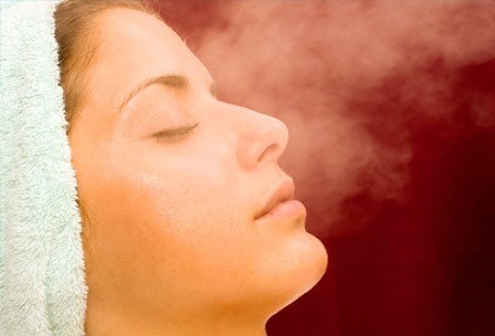 Hơi nước có thể làm lỗ chân lông nở ra nhanh chóng. Điều này không thực sự đúng. Bạn không thể ép lỗ chân lông nở ra hay đóng lại bằng nhiệt độ nóng hoặc lạnh. Hơi nước giúp làm sạch bụi bẩn trong các lỗ chân lông, nhưng chúng sẽ không dễ dàng nở ra hay đóng lại. Những sản phẩm chuyên trị có thể ngăn không cho lỗ chân lông trở nên lớn hơn, nhưng chúng không thể thu hẹp được lỗ chân lông.