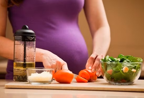  Đảm bảo dinh dưỡng những ngày “nằm ổ”. “Nằm ổ” ngày tết, trong nhà ê hề thức ăn nhưng bạn lại bị bắt phải kiêng khem đủ thứ. Hãy tỉnh táo để vấn đề ăn uống cần được chú ý đúng mức. Sau khi sinh bạn cần được ăn đầy đủ các nhóm (như tinh bột, đường, đạm, chất béo, nhất là rau xanh và các loại quả). Nếu chỉ ăn toàn thịt nạc thì sẽ gây rối loạn tiêu hóa, thiếu hụt dinh dưỡng. Điều này không chỉ ảnh hưởng đến sức khỏe của bạn mà còn không tốt đối với bé sơ sinh.