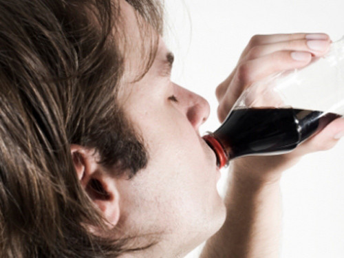  Đồ uống có ga tăng nguy cơ ung thư. Công trình nghiên cứu, do các nhà khoa học Thụy Điển tiến hành và được công bố trên tờ Tạp chí Dinh Dưỡng Lâm sàng của Mỹ tiết lộ những người uống nhiều nước ngọt có ga hầu hết đều được chẩn đoán là có thể mắc ung thư tuyến tiền liệt. Theo các nhà khoa học, đường trong thức uống giải phóng ra insulin, là chất nuôi dưỡng các khối u.